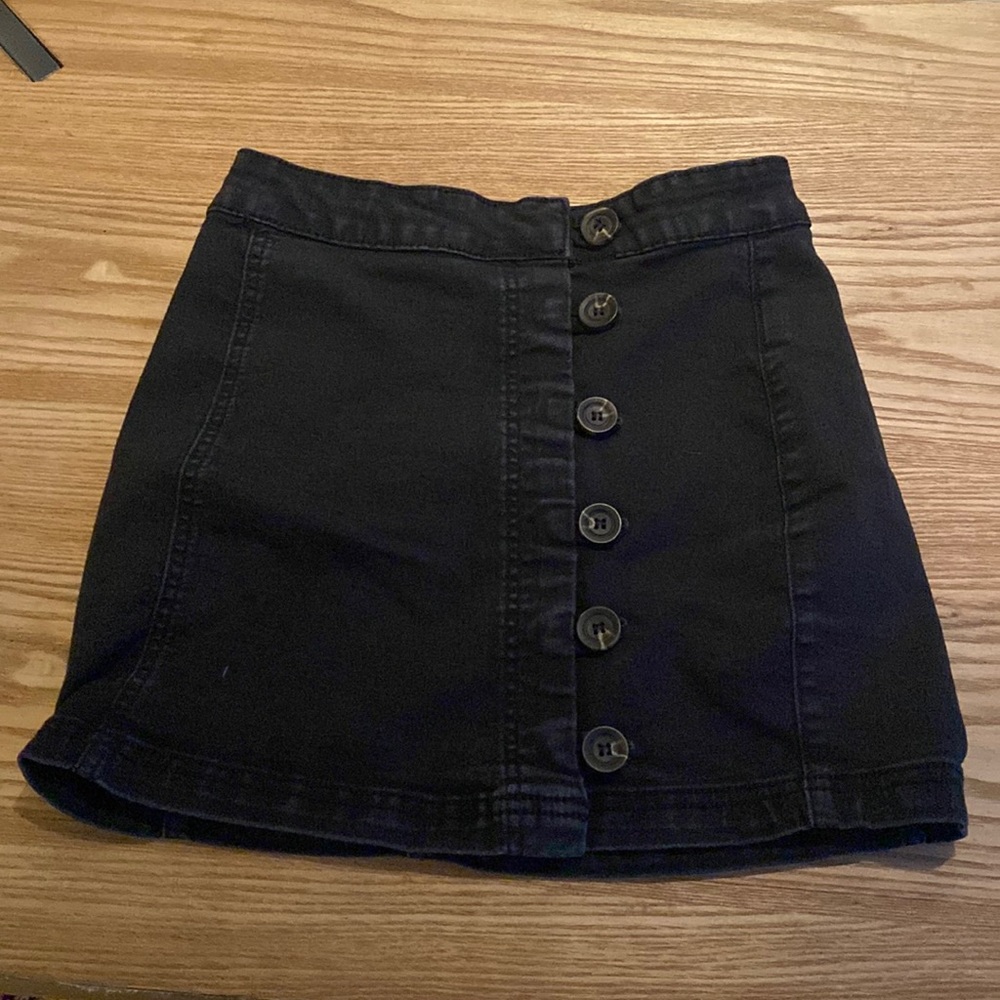 Black buttoned skirt